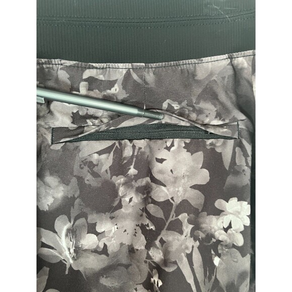 Athleta Brooklyn Floral Print Shorts Size 16 Black Gray Athletic Exercise SPF 50 - Picture 9 of 13